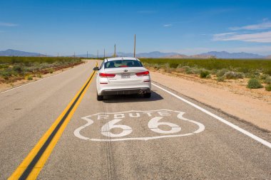 Kaliforniya, Usa - 9 Nisan 2019: Kaliforniya Çölü 'nde tarihi Route 66 yolunda White Kia Optima. Birleşik Devletler