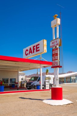 California, Usa - 9 Nisan 2019: California Çölü 'nde tarihi Route 66 yolu boyunca kafe tabelası olan benzin istasyonu. Birleşik Devletler