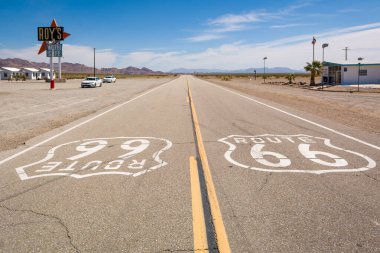 California Çölü 'ndeki ünlü 66. Yol' un simgesi. Birleşik Devletler