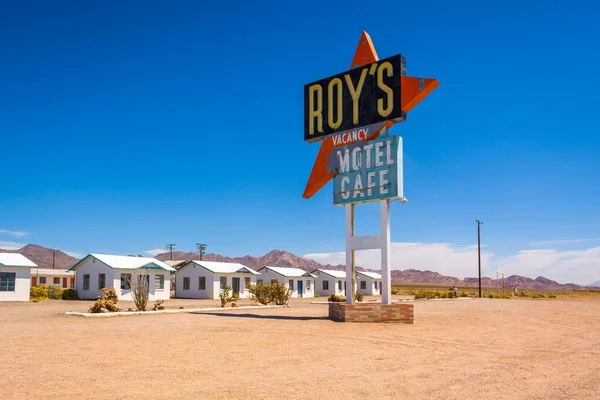 California, Usa - 9 Nisan 2019: Roy 'un California çölündeki tarihi Route 66 yolunda tarihi neon ışıklı otel ve kafe. Birleşik Devletler