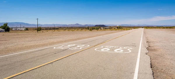 Estrada histórica da Rota 66 no deserto da Califórnia. Estados Unidos — Fotografia de Stock