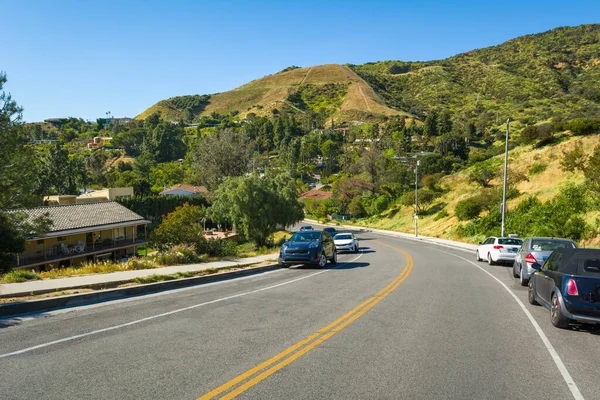 LOS ANGELES, États-Unis - 11 avril 2019 : La route avec Hollywood Hills en arrière-plan. Los Angeles, Californie — Photo