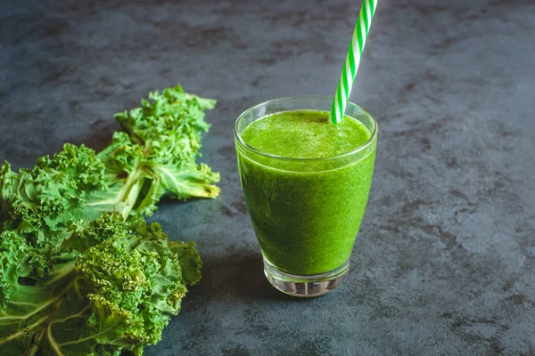 Kale smoothie with the addition of orange, lemon, pear and banana. — Stock Photo, Image