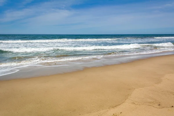 Зума Бич, один из самых популярных пляжей в округе Лос-Анджелес в Калифорнии. Зума известен своими длинными, широкими песками и серфингом. Соединенные Штаты — стоковое фото