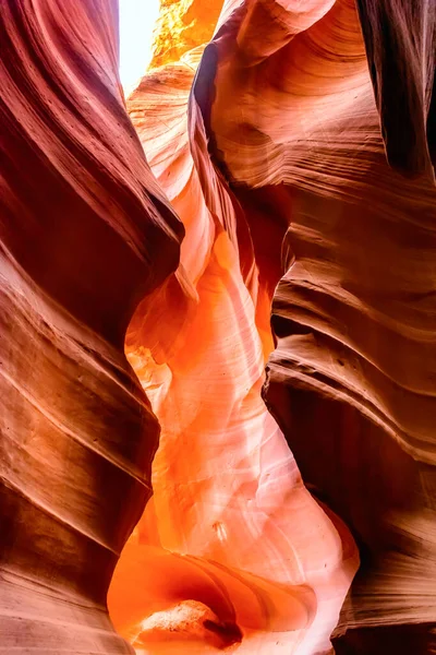 アリゾナ州の有名なアンテロープ・キャニオンの砂岩の形成 — ストック写真