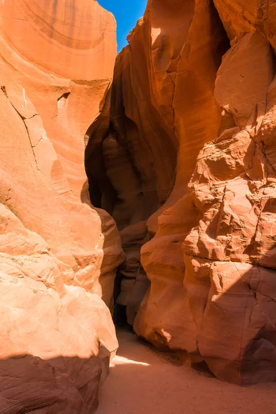 Pískovcové útvary ve slavném antilopském kaňonu v Arizoně, USA — Stock fotografie