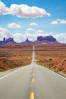 Monument Valley Ulusal Parkı 'na giden 163. Otoyol (Arizona, Utah, ABD))