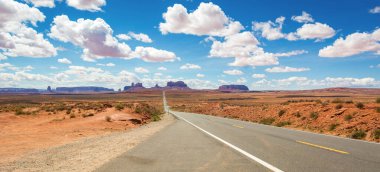 Monument Valley Ulusal Parkı 'na giden 163. Otoyol (Arizona, Utah, ABD))