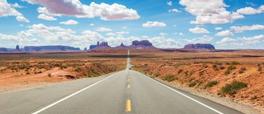 Monument Valley Ulusal Parkı 'na giden 163. Otoyol (Arizona, Utah, ABD))