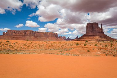 Anıt Vadisi 'nin ünlü kırmızı kayaları. Navajo Kabile Parkı manzarası, Utah / Arizona, Usa