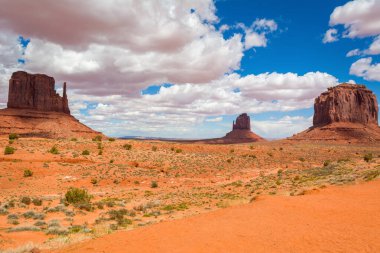 Anıt Vadisi 'nin ünlü kırmızı kayaları. Navajo Kabile Parkı manzarası, Utah / Arizona, Usa