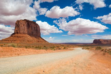 Anıt Vadisi 'nin ünlü kırmızı kayaları. Navajo Kabile Parkı manzarası, Utah / Arizona, Usa