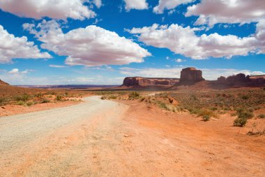 Anıt Vadisi 'nin ünlü kırmızı kayaları. Navajo Kabile Parkı manzarası, Utah / Arizona, Usa