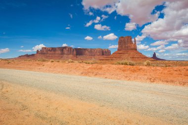 Anıt Vadisi 'nin ünlü kırmızı kayaları. Navajo Kabile Parkı manzarası, Utah / Arizona, Usa