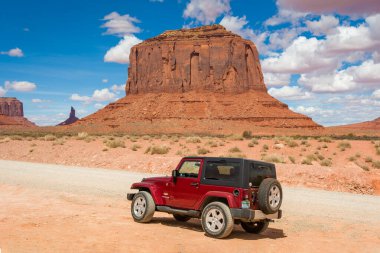 Utah / Arizona, Usa - 6 Nisan 2019: off-road car ve Monument Valley 'in ünlü kırmızı kayası. Navajo Kabile Parkı manzarası
