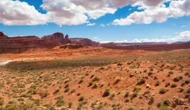 Anıt Vadisi 'nin ünlü kırmızı kayaları. Navajo Kabile Parkı manzarası, Utah / Arizona, Usa