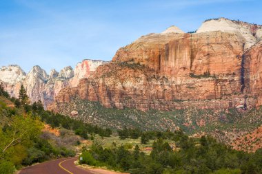 Utah 'ın güneybatısındaki Zion Ulusal Parkı. Parkta sayısız kaya kayalığı, şelale ve nehirler var..
