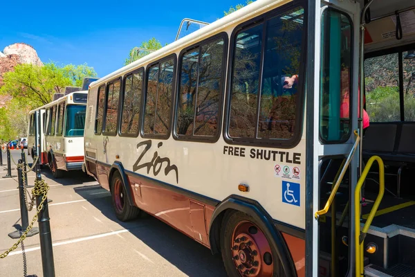 Utah, Usa - 7 kwietnia 2019: Autobus komunikacji miejskiej w Parku Narodowym Syjon — Zdjęcie stockowe