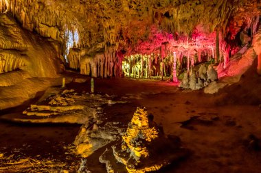 Bir mağarada sarkıt ve dikit oluşumları. Mallorca, İspanya