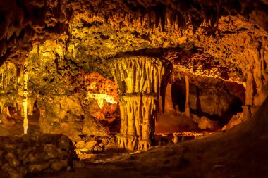 Bir mağarada sarkıt ve dikit oluşumları. Mallorca, İspanya