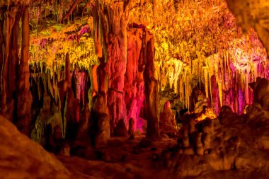 Bir mağarada sarkıt ve dikit oluşumları. Mallorca, İspanya