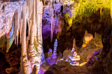 Bir mağarada sarkıt ve dikit oluşumları. Mallorca, İspanya