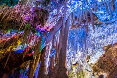 Bir mağarada sarkıt ve dikit oluşumları. Mallorca, İspanya