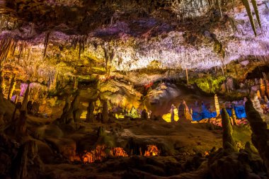 Bir mağarada sarkıt ve dikit oluşumları. Mallorca, İspanya