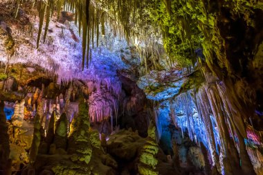 Bir mağarada sarkıt ve dikit oluşumları. Mallorca, İspanya