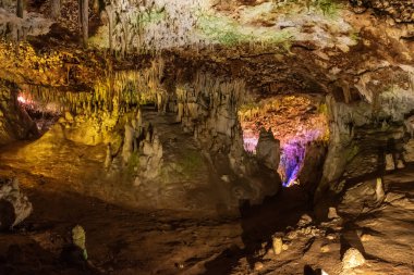 Bir mağarada sarkıt ve dikit oluşumları. Mallorca, İspanya