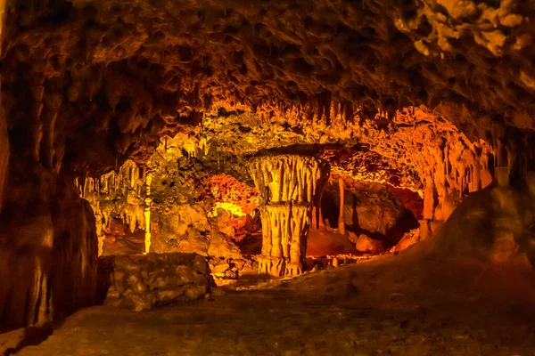 Formaciones de estalactitas y estalagmitas en una cueva. Mallorca, España — Foto de Stock