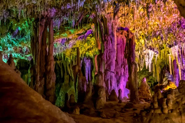 Bir mağarada sarkıt ve dikit oluşumları. Mallorca, İspanya
