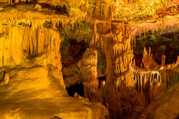 Vormingen van stalactieten en stalagmieten in een grot. Mallorca, Spanje — Stockfoto