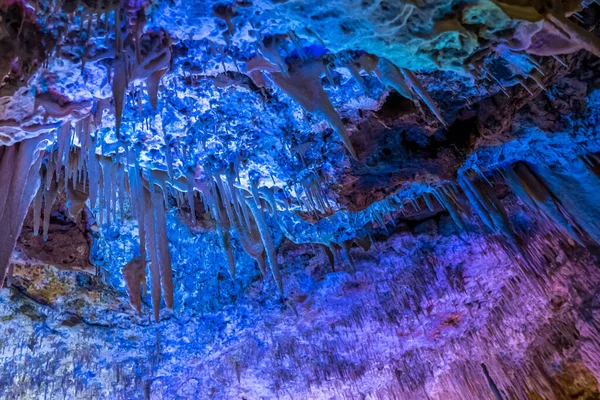 Formaciones de estalactitas y estalagmitas en una cueva. Mallorca, España —  Fotos de Stock