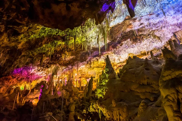 Formaciones de estalactitas y estalagmitas en una cueva. Mallorca, España —  Fotos de Stock