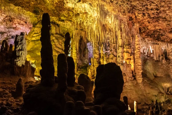 Vormingen van stalactieten en stalagmieten in een grot. Mallorca, Spanje — Stockfoto