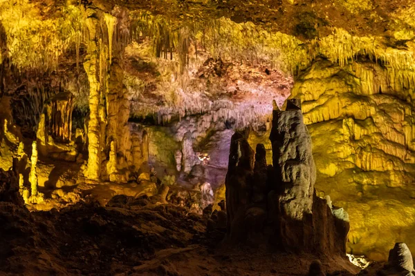 Formaciones de estalactitas y estalagmitas en una cueva. Mallorca, España —  Fotos de Stock