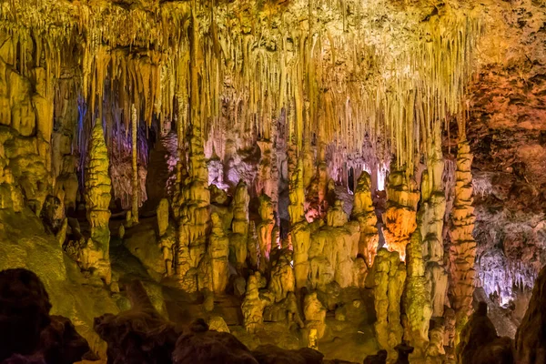 Formaciones de estalactitas y estalagmitas en una cueva. Mallorca, España — Foto de Stock