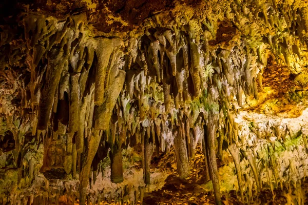 Formaciones de estalactitas y estalagmitas en una cueva. Mallorca, España —  Fotos de Stock