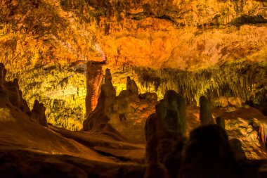 Bir mağarada sarkıt ve dikit oluşumları. Mallorca, İspanya
