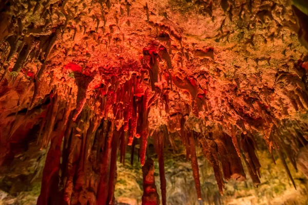 Vormingen van stalactieten en stalagmieten in een grot. Mallorca, Spanje — Stockfoto