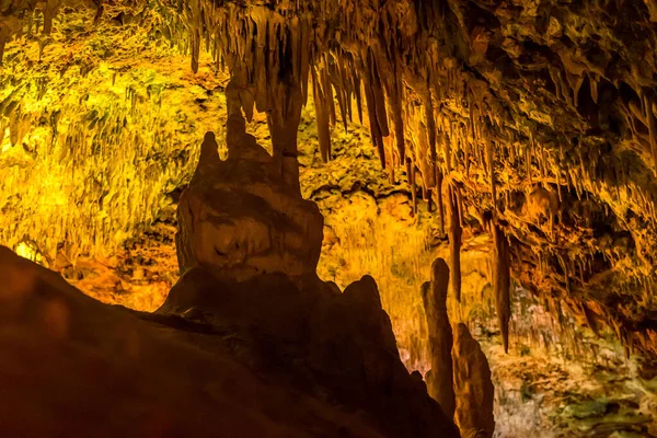 山洞中钟乳石和石笋的形成。 西班牙马略卡岛 — 图库照片