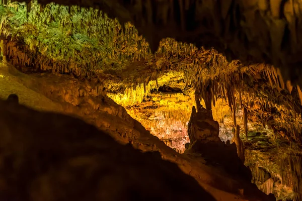 Formacje stalaktytów i stalagmitów w jaskini. Majorka, Hiszpania — Zdjęcie stockowe