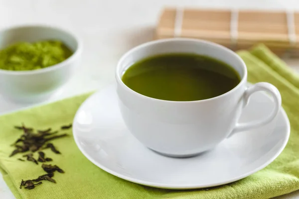 Зеленый чай маття в белой чашке — стоковое фото