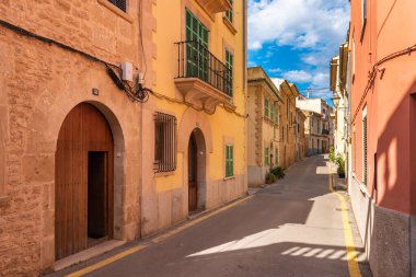 Mallorca, İspanya - 10 Mayıs 2019: Majorca 'daki güzel Alcudia Eski Kasabasının mimarisi.