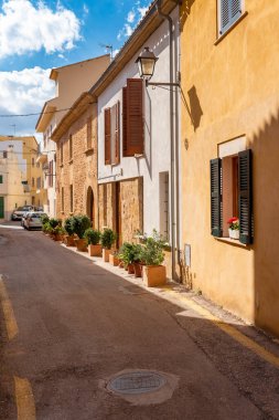 Mallorca, İspanya - 10 Mayıs 2019: Majorca 'daki güzel Alcudia Eski Kasabasının mimarisi.