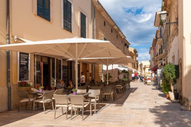Mallorca, İspanya - 10 Mayıs 2019: Alcudia 'daki Sokak Restoranı