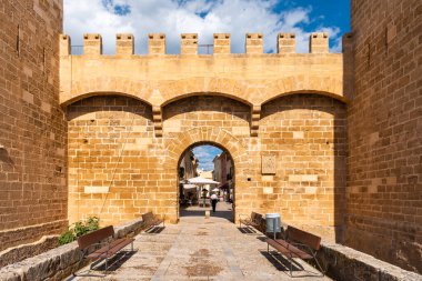 Mallorca, İspanya - 10 Mayıs 2019: Porta del Moll, Mallorca 'nın eski Alcudia kentinin ana kapısı