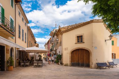Mallorca, İspanya - 10 Mayıs 2019: Mayorka 'daki Alcudia Eski Kasabası' nın güzel mimarisi.
