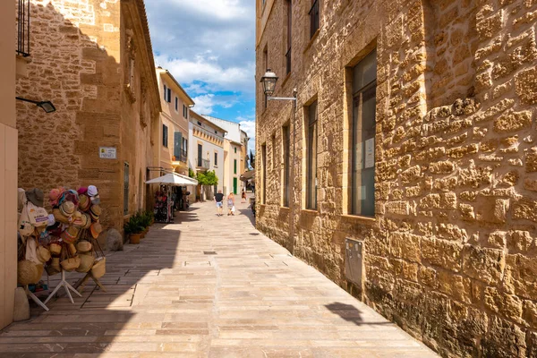 Mallorca, Spanje - 10 mei 2019: Smalle straat in de oude binnenstad van Alcudia, Mallorca — Stockfoto